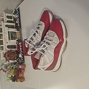 Jordan 11 Retro, red (cherry)